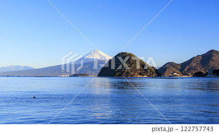 沼津市の三の浦から見た富士山の冬 沼津市の三の浦から見た富士山の冬 122757743