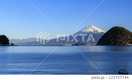 沼津市の三の浦から見た富士山の冬 沼津市の三の浦から見た富士山の冬 122757744