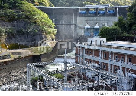 放流中の天ヶ瀬ダムと天ヶ瀬発電所(京都府宇治市) 122757769