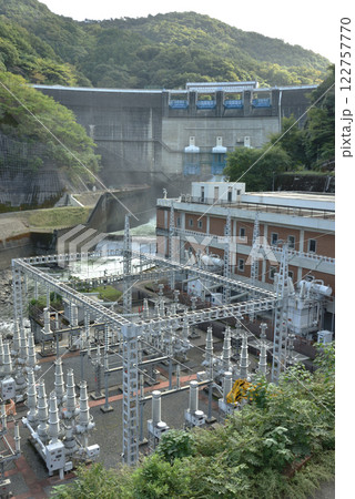 放流中の天ヶ瀬ダムと天ヶ瀬発電所(京都府宇治市) 122757770