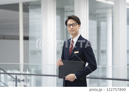 40代のビジネスマン　カメラ目線　フロントスタッフ　コンシェルジュ　イメージ 122757800