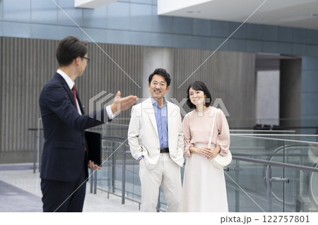 営業マンと50代の夫婦 不動産内覧 イメージ 営業マンと50代の夫婦 不動産内覧 イメージ 122757801