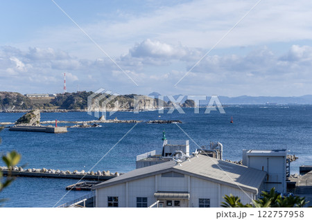 城ヶ島大橋から望む三浦市の景勝地の景色 122757958