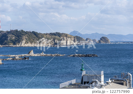 城ヶ島大橋から望む三浦市の景勝地の景色 122757990