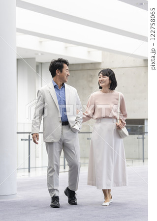 笑顔で歩く50代の夫婦 イメージ 笑顔で歩く50代の夫婦 イメージ 122758065