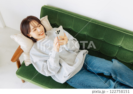 ソファでスマホを使う女性 ソファでスマホを使う女性 122758151