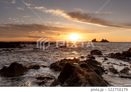 真鶴半島の海から上がる日の出の風景 真鶴半島の海から上がる日の出の風景 122758179