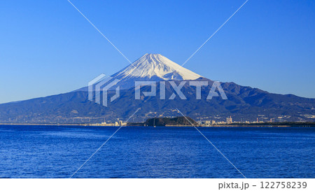 静岡県沼津市内浦重須の長井埼から見た富士山 122758239