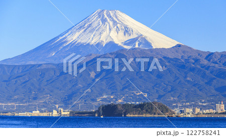 静岡県沼津市内浦重須の長井埼から見た富士山 122758241