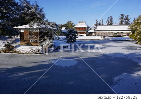 岡山県津山市にある回遊式日本庭園「衆楽園」：雪景色 122758328