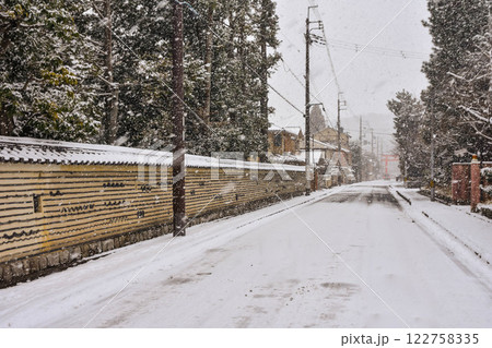京都市紫野 雪の今宮神社から建勲神社の町並み 京都市紫野 雪の今宮神社から建勲神社の町並み 122758335