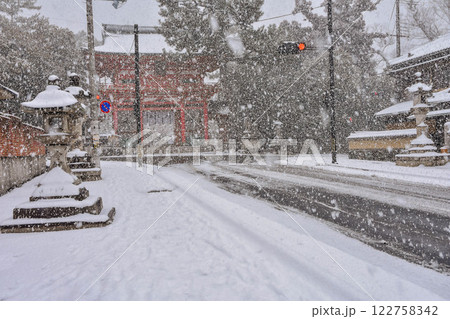 京都市紫野 雪の今宮神社から建勲神社の町並み 京都市紫野 雪の今宮神社から建勲神社の町並み 122758342