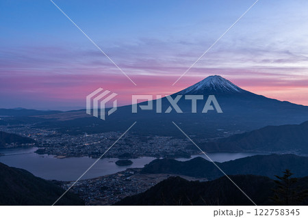 夕暮れの河口湖と富士山 122758345