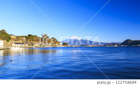 駿河湾から望む冬の冠雪した富士山 駿河湾から望む冬の冠雪した富士山 122758694