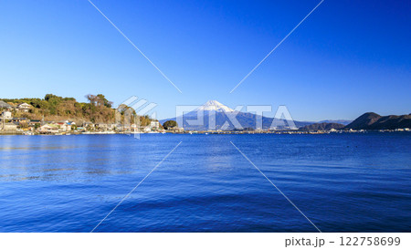 駿河湾から望む冬の冠雪した富士山 122758699