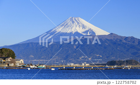 駿河湾から望む冬の冠雪した富士山の写真素材 [122758702] - PIXTA