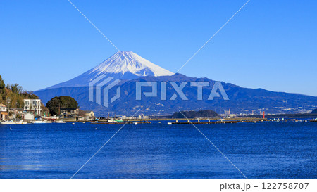 駿河湾から望む冬の冠雪した富士山 駿河湾から望む冬の冠雪した富士山 122758707