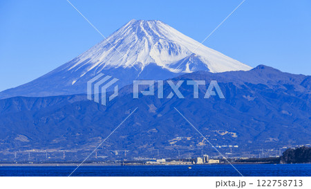 駿河湾から望む冬の冠雪した富士山 122758713