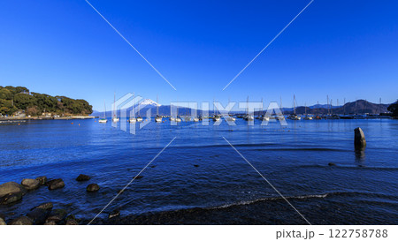 西伊豆沼津市古宇ヨットハーバーから見た富士山 122758788