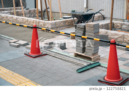 建設現場の外構工事　エントランスのタイル張り 122758821