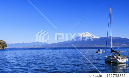 駿河湾越しに見る冬の富士山 駿河湾越しに見る冬の富士山 122758883