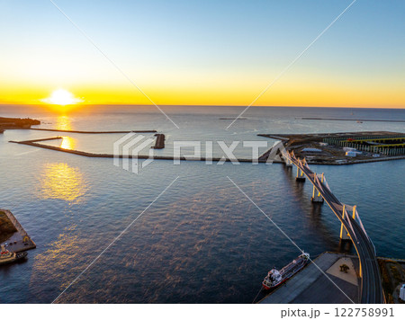 夜明けの小名浜港（福島県いわき市） 122758991