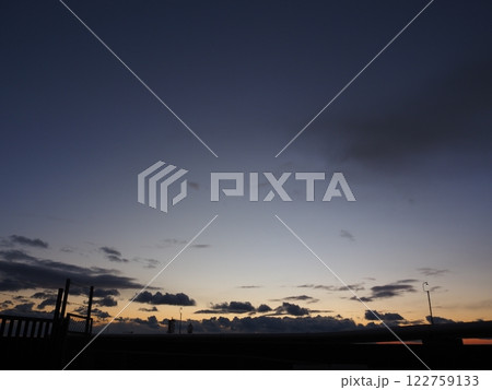幻想的な夕景 122759133