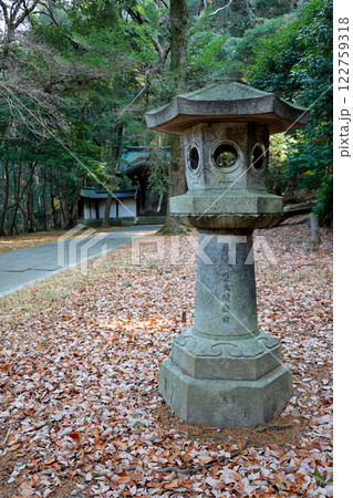 豊国廟　豊太閤廟前　中腹の門の前の　灯籠 122759318
