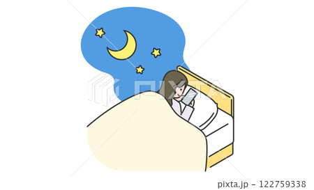 睡眠：ベッドの中でスマホをいじって夜更かしする女性 122759338
