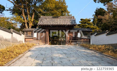 下関長府毛利邸の門 122759365