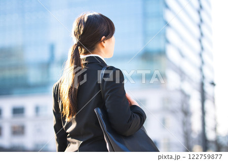 オフィス街を歩く就活中の若い女性 オフィス街を歩く就活中の若い女性 122759877