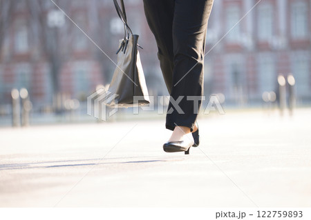 オフィス街を走る若い女性の足元 122759893