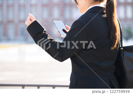 オフィス街を歩く就活中の若い女性 オフィス街を歩く就活中の若い女性 122759939