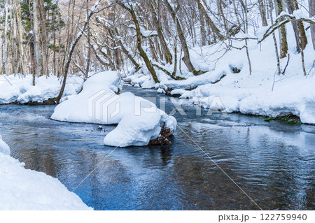 「青森県」雪に覆われて真っ白で美しい奥入瀬渓流の風景 「青森県」雪に覆われて真っ白で美しい奥入瀬渓流の風景 122759940