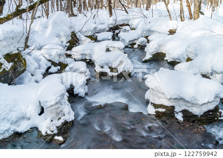 「青森県」雪に覆われて真っ白で美しい奥入瀬渓流の風景 「青森県」雪に覆われて真っ白で美しい奥入瀬渓流の風景 122759942