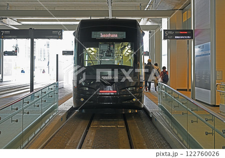 発車を待つ路面電車 122760026