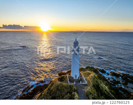 爪木埼灯台の夜明け(静岡県下田市) 爪木埼灯台の夜明け(静岡県下田市) 122760125