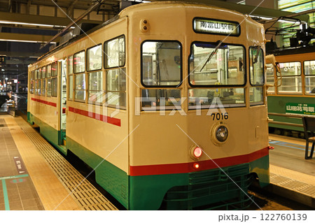雨夜の発車を待つ路面電車 122760139