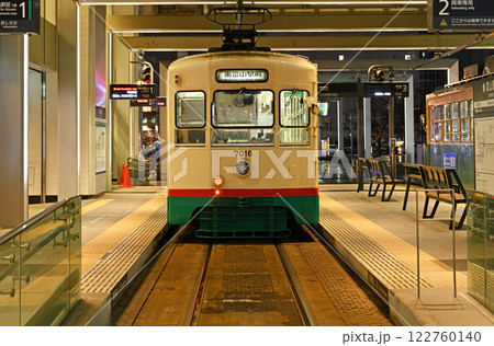 発車を待つ路面電車 122760140