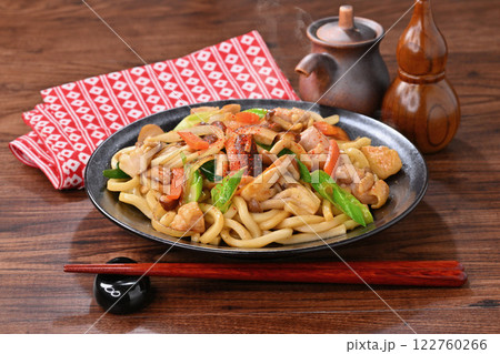 焼きうどん、具材は、タマネギ、鶏モモ肉、シイタケ、シメジ、ニンジン、九条ネギ。顆粒だしと醤油味。 122760266