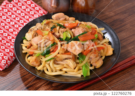 焼きうどん、具材は、タマネギ、鶏モモ肉、シイタケ、シメジ、ニンジン、九条ネギ。顆粒だしと醤油味。 122760276