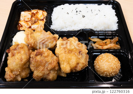 おいしい鶏唐揚弁当 122760316