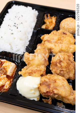 おいしい鶏唐揚弁当 122760320