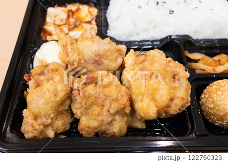 おいしい鶏唐揚弁当 122760323