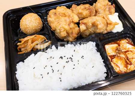 おいしい鶏唐揚弁当 122760325