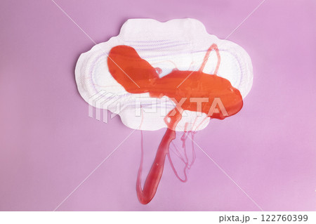 Menstruation in ginseng and critical days. a pad on which mucus is in the form of blood. 122760399