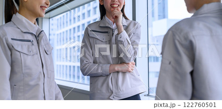 作業服を着た女性ののビジネスイメージ 122760501