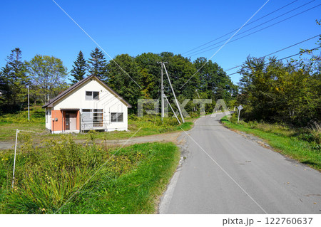 三角屋根のある風景（北海道芽室町） 122760637