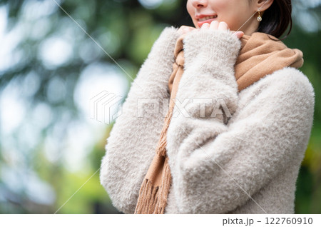 公園でマフラーをして微笑む日本人女性 122760910