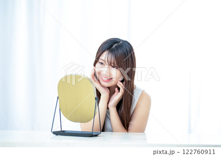 鏡で肌を確認する日本人女性 122760911